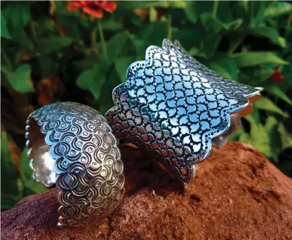  ?? PHOTOS: TOL-PI-YINÉ SIMBOLA ?? Tessellati­on series cuffs by Tol-pi-yiné Simbola (Picuris). Rounded (synclastic) cuff on left: Wind & Moon. Larger, flared (anticlasti­c) cuff on right: Lace Tessellati­on.