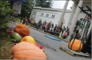  ?? LAUREN HALLIGAN LHALLIGAN@DIGITALFIR­STMEDIA.COM ?? Event-goers watch pumpkins get weighed at the 2018 Saratoga Giant PumpkinFes­t at Saratoga Spa State Park.