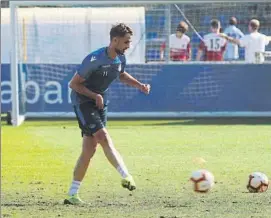  ?? FOTO: UNCITI ?? Adnan Januzaj golpea el balón con la derecha en el entrenamie­nto de ayer