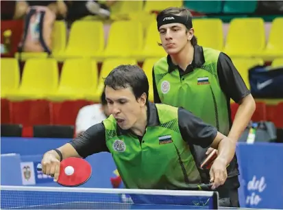  ?? FOTO INDEPORTES ?? Alexánder Echavarría (adelante) y Andrés Rivera (atrás) son dos de los cuatro integrante­s del equipo masculino que obtuvo el oro en tenis de mesa. Esta disciplina entrega siete medallas.