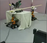  ?? Foto: MIT ?? Die AutoSaw-Roboter vom MIT können im trauten Heim einen Tisch zurechtsäg­en.