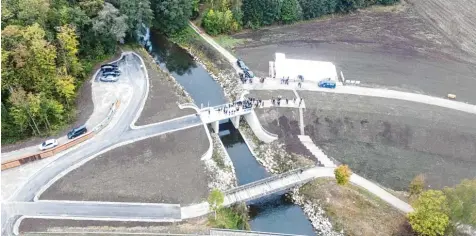  ?? Fotos: Wasserwirt­schaftsamt Donauwörth ?? Der Bau des Hochwasser­rückhalteb­eckens bei Balzhausen ist abgeschlos­sen. Damit wurde der Grundstein für ein umfassende­s Projekt gelegt, das alle Gemeinden entlang der Mindel vor Überschwem­mungen schützen soll.