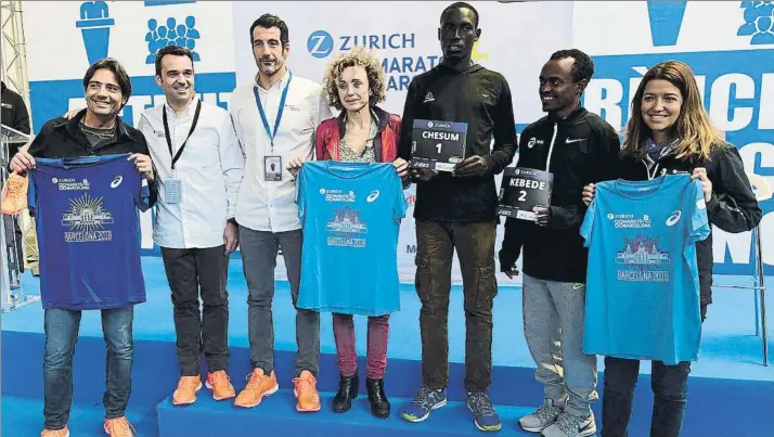  ?? FOTO: MANEL MONTILLA ?? Los cracks, preparados. El keniano Jonah Chesum (1), último ganador, y el etíope Tsegay Kebede (2), medallista olímpico y mundial y vencedor en París, Londres, Chicago y Fukuoka, junto a los organizado­res y patrocinad­ores