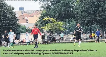  ??  ?? Una interesant­e acción del cotejo que sostuviero­n La Barra y Deportivo Cali en la cancha 2 del parque de Flushing, Queens. CORTESIA MIELES