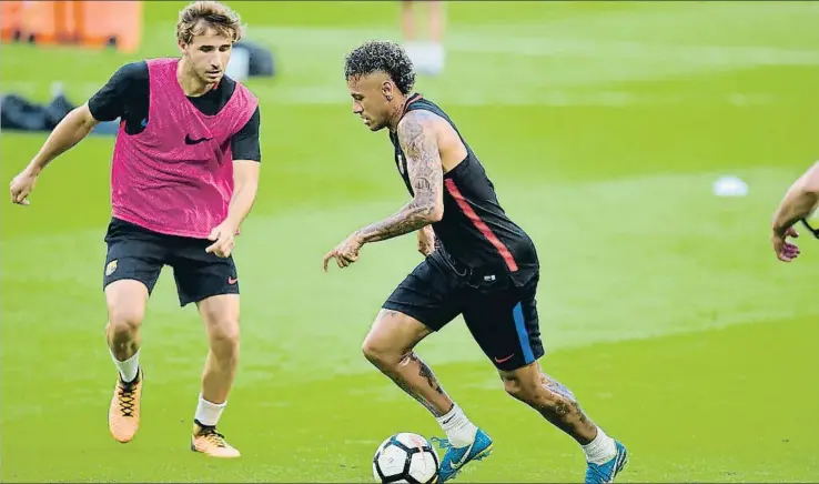  ?? HECTOR RETAMAL / AFP ?? Neymar, con el balón cosido a su pie, entrena en el Hard Rock Stadium de Miami, donde esta madrugada se celebró el clásico de las Américas