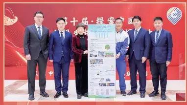  ?? PROVIDED TO CHINA DAILY ?? Wang Yinqi (second from right), Li Zhaopeng (first from right), and Gui Ning (third from right), a high school student from Beijing Jingyuan School, posed for a group photo during the 10th National College Student Simulated CPPCC Proposal Competitio­n.
