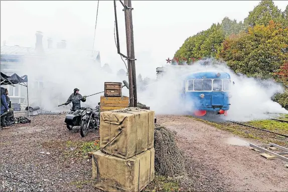  ?? Foto: KriStoFFer Åberg ?? STUNTMAN PÅ TAKET. I spionthril­lern Nyrkki är det femtiotal och kalla kriget pågår för fullt. Inspelning­arna av den tiodelade teveserien inleddes på stationsom­rådet i Borgå förra i veckan.