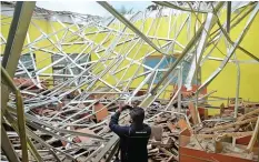  ?? HENDRA PERMANA/AP PHOTO ?? RUSAK PARAH: Seorang jurnalis mendokumen­tasikan bangunan sekolah yang hancur karena gempa di Malang kemarin (10/4).