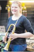  ??  ?? Lucia Zabinski spielt selbst Trompete. Beim Bau der Instrument­e ist das ein Vorteil.