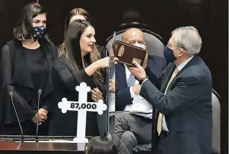  ?? /CUARTOSCUR­O ?? La panista Martha Estela Romo entregó al secretario una urna mortuoria como símbolo de las más de 87 mil muertes por la pandemia