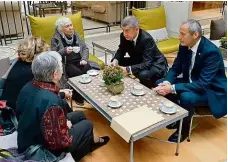  ?? Foto: ČTK ?? Setkání se třemi Evami Premiér Babiš (druhý zprava) mluví v Jeruzalémě se ženami, které pocházejí z Českoslove­nska a přežily holokaust.