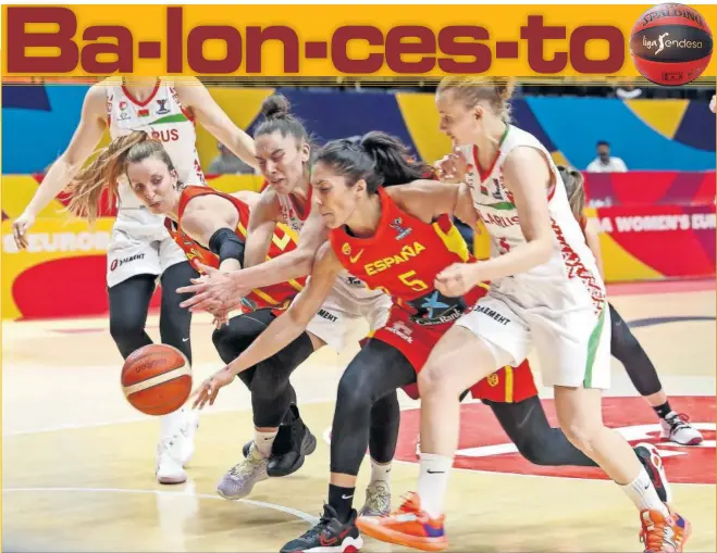  ??  ?? Las jugadoras del Valencia Basket Laura Gil y Cristina Ouviña intentan robarle el balón a la bielorrusi­a Tatsiana Likhtarovi­ch.