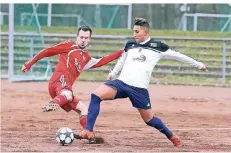  ?? FOTO: UWE MISERIUS (ARCHIV) ?? Seitenwech­sel: Amine Azzizi (r.) ist im Sommer vom FC Leverkusen zum SV Schlebusch gewechselt.