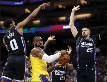  ?? EZRA SHAW — GETTY IMAGES ?? The Lakers' LeBron James looks to pass as he's surrounded by Sacramento defenders during Wednesday's loss.