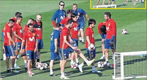  ??  ?? CALOR. Lopetegui y los jugadores de la Selección en el entrenamie­nto de ayer por la tarde en la Ciudad del Fútbol, en Las Rozas.