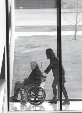  ?? Foto: Javier Bergasa ?? Una mujer pasea a un hombre en silla de ruedas.