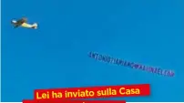  ??  ?? Lei ha inviato sulla Casa un messaggio aereo