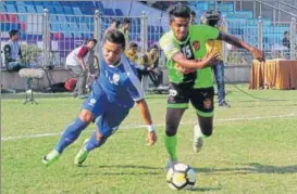  ?? AIFF ?? Gokulam Kerala FC’S Arjun Jayaraj (right) in a tussle for the ball with Arrows’ Edmund.