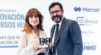  ?? ?? Javier Hervás, socio responsabl­e del área Laboral de KPMG en España, entregó el quinto accésit a Irene Fernández Cornejo, directora global de desarrollo e innovación de Banco Santander.