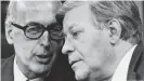  ??  ?? El presidente francés Valery Giscard d'Estaing (izquierda) hablando con el canciller alemán Helmut Schmidt en una conferenci­a de prensa en Bonn, el 15 de julio de 1980.