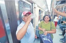  ??  ?? La intensa ola de calor que afecta a la CDMX se ha sentido con más intensidad al interior de las instalacio­nes del Metro.