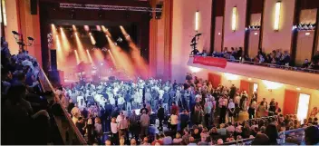  ?? RP-ARCHIV: BUSCH ?? Volles Haus in der Festhalle: Rapper Samy Deluxe auf der großen Bühne beim Jazz-Festival 2016, der Artist in Residence, Florian Weber, am Piano auf der kleinen Bühne.