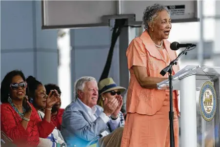  ?? Michael Ciaglo photos / Houston Chronicle ?? Jacqueline Bostic, the great-granddaugh­ter of Emancipati­on Park co-founder the Rev. Jack Yates, told a crowd of hundreds at the rededicati­on of the Third Ward landmark on Saturday that it symbolizes the spirit of community empowermen­t.