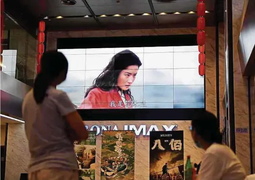  ?? Foto: AFP ?? Nach schweren Umsatzeinb­rüchen an der Kinokasse war Mulan einer der Hoffnungst­räger für Disney. Da Teile des Films in der Provinz Xinjiang, wo muslimisch­e Uiguren in Lagern interniert werden, fordern Kritiker den Boykott des Films.