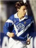  ??  ?? Arrivò presto in prima squadra. Esordì in Serie A nel 1995 a 16 anni, nel 1996 trionfò nel Torneo di Viareggio. Vinse la Serie B nel 1996-97, rimase anche in A l’anno successivo prima dell’Inter