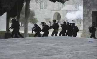  ?? AP ?? Israeli forces attack Palestinia­n protesters at the Al-aqsa Mosque compound in Al-quds’ Old City on April 22, 2022.