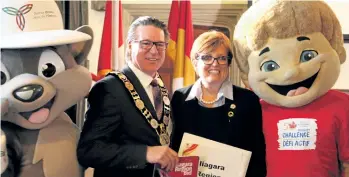  ?? PHOTOS BY ALLAN BENNER/POSTMEDIA NETWORK ?? Regional Chair Alan Caslin and Ontario Tourism Minister Eleanor McMahon pose for a picture with Canada Summer Games mascots, on Thursday.