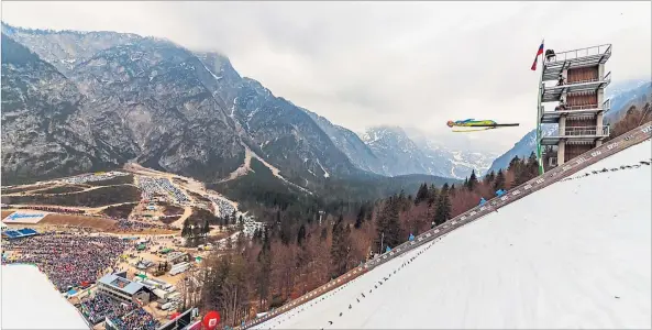  ?? [ APA] ?? Der Anflug auf Planica, ein schlichtwe­g traumhafte­s Panorama: Stefan Kraft flog zum Triumph im Gesamtwelt­cup.