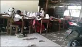  ?? RICKY VAN ZUMA/JAWA POS RADAR JOMBANG ?? KURANG KONDUSIF: Kegiatan belajar-mengajar siswa kelas II SDN Bandung 2, Diwek, Jombang, dilaksanak­an di tempat parkir.