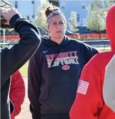  ?? CHRiS CHRiSTo / HeRald STaFF ?? MILESTONE MOMENT: Everett softball coach Stacy Poste-Schiavo talks with her players on Thursday in Everett.