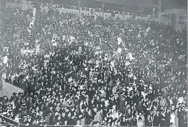  ??  ?? Adiós al Zorzal. En 1936, Carlos Gardel fue velado en el estadio.