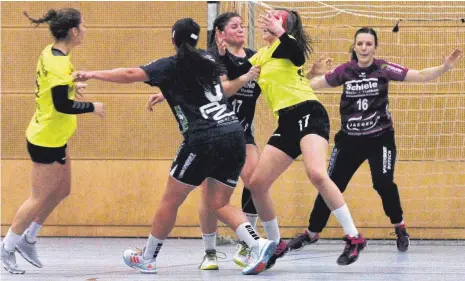  ?? FOTO: HKB ?? Die Handballfr­auen der HSG Fridingen/Mühlheim besiegten in der Württember­gliga den Tabellenfü­hrer TG Biberach überrasche­nd hoch mit 24:15Toren. Großen Anteil am Sieg hatte dabei die fest zupackende HSG-Abwehr mit Torhüterin Lisa Buschle (16).