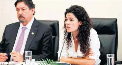  ??  ?? REUNIÓN. El senador Napoleón Gómez Urrutia y Luisa María Alcalde, titular de la STPS, ayer.