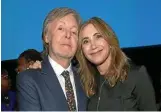  ?? MAZUR/GETTY ?? Mccartney mit seiner aktuellen Ehefrau Nancy Shevell, einer vermögende­n Unternehme­rin, im Jahr 2021.