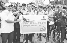  ??  ?? The group of sixTBCC members who arrived after finishing a 350- km ride at Kampung Tudan Baru yesterday.