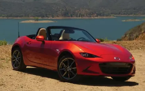  ?? JIM KENZIE PHOTOS FOR THE TORONTO STAR ?? The new MX5 could get a new generation of drivers to love taking their cars down a twisty two-lane backdrop, writes Jim Kenzie.