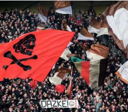  ??  ?? Las gradas del Millerntor-stadion se llenan para ver al St. Pauli, equipo que terminó el curso en la 7ª posición de la Segunda División alemana.