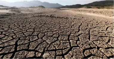  ?? PICTURE: REUTERS ?? DRY TIMES INDEED: Parched earth – a normally submerged area at Theewaters­kloof dam.