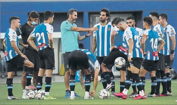  ?? FOTO: MORATA ?? Vicente Moreno, dando instruccio­nes a sus jugadores en el partido ante el Huesca. Hoy el técnico tendrá un nuevo banco de pruebas ante un rival de entidad, el Cádiz, recién ascendido