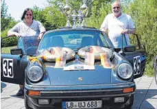  ?? FOTO: HERBERT SCHNEIDER ?? Ulrich und Daniela Jäger und ihr Porsche 911 Carrera Coupe Baujahr 1988.