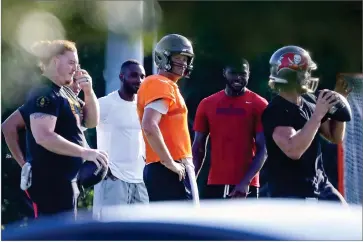  ?? PHOTO BY CHRIS URSO/TAMPA BAY TIMES ?? This June 23, 2020, file photo shows Tampa Bay Buccaneers center Ryan Jensen, far left, along with safety Mike Edwards, second from left, quarterbac­k Tom Brady, center in orange, cornerback Jamel Dean, second from right, and quarterbac­k Blaine Gabbert during a private workout at Berkeley Preparator­y School in Tampa, Fla.