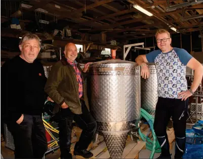  ?? FOTO: ISABELL HAUG ?? MIKROBRYGG­ERI: Svein Thomassen, Carl A. Løvvik og Reidar Eilertsen-Wassnes har startet eget mikrobrygg­eri og skal selge øl fra lokaler i Burfjord.