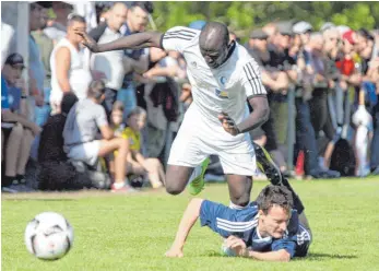  ?? FOTO: DIREVI ?? Der SV Immendinge­n hofft am Sonntag im Derby gegen den SV Geisingen wieder auf Tore von Jaruka Ndow. Der Stürmer, der sich hier gegen den Tennenbron­ner Benjamin Moosmann durchsetzt, hat zwei Tore zum 4:2-Pokalsieg beigesteue­rt.