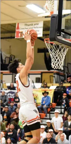  ?? ?? Daemon Ely rises up for a two-handed jam against Los Alamos on Friday (Feb. 24).