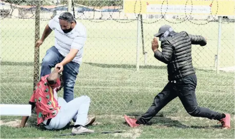  ?? AYANDA NDAMANE African News Agency (ANA) ?? FIGHTING erupted between EFF members and residents and parents of Brackenfel­l High School learners over an alleged whites-only party.
|