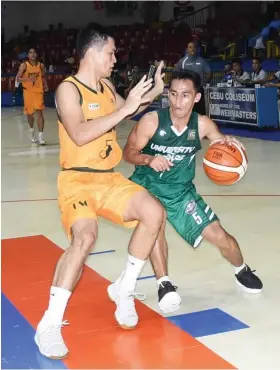  ?? SUNSTAR FILE ?? UPSWING. After losing their first two games, Gileant Delator (right) and the UV Green Lancers have won two straight in the Cesafi college division.